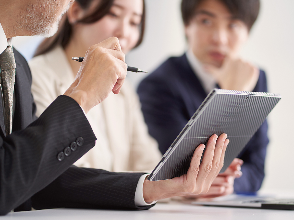 Foreign investors discuss how visa eb5 aligns with business goals in a meeting