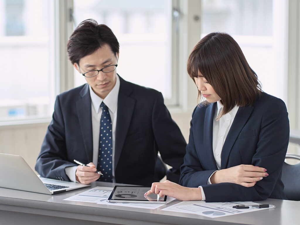A foreign investor discusses and researches on investor visa usa cost
