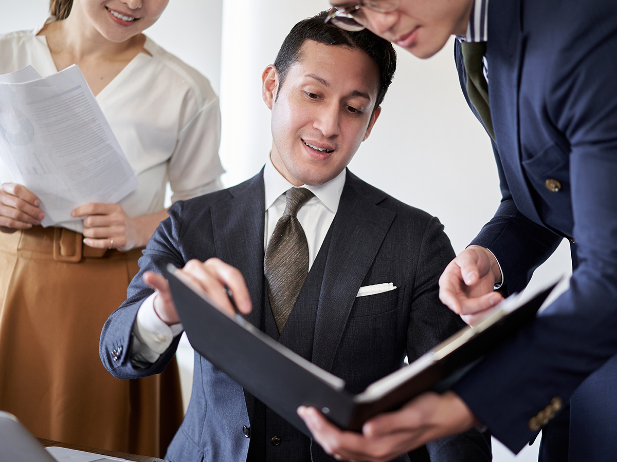 Foreign investor discussing investment opportunities eb5